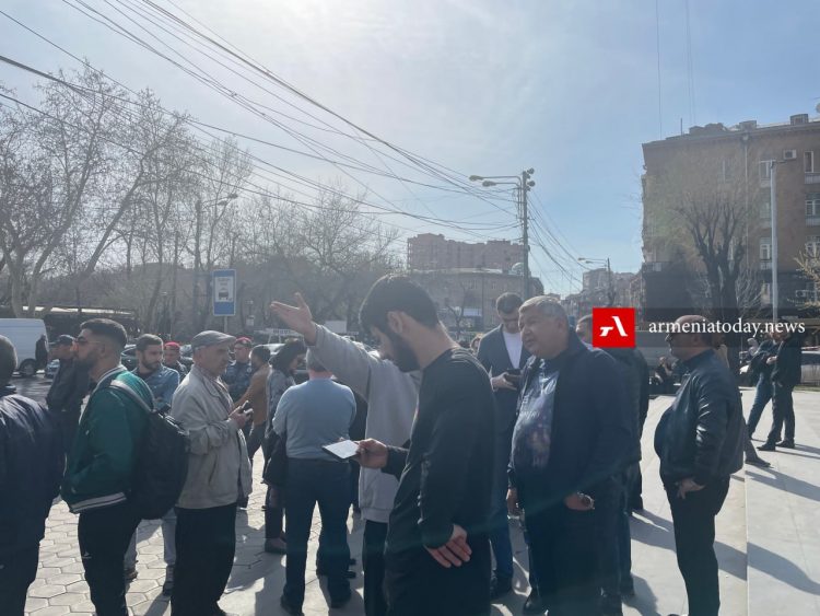 В Ереване прошла акция протеста против вырубки деревьев, мэрия заявила о планах по посадке сакуры