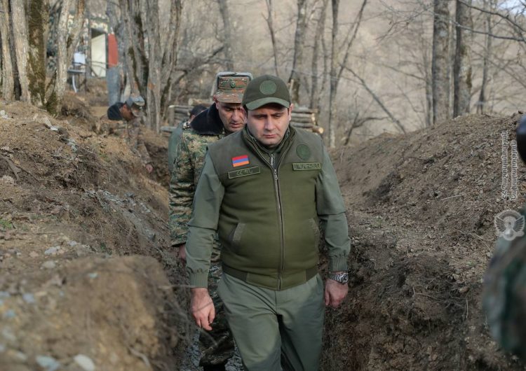 Папикян посетил боевые позиции на юго-восточном направлении (фото)