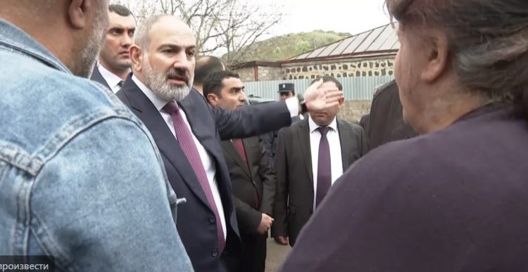 Следком сообщил о задержании женщины, бросившей зонтик в премьер-министра Армении