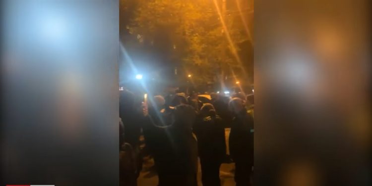Родные погибших военных перекрыли улицу и проводят сидячую акцию протеста у Следкома