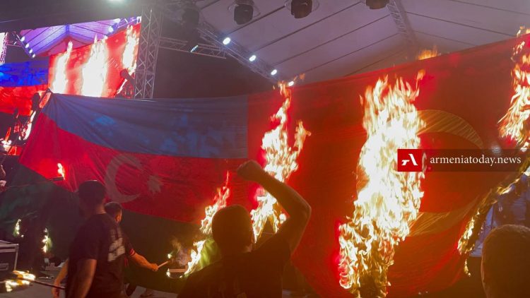 Участники факельного шествия в Ереване сожгли флаги Турции и Азербайджана (фото)
