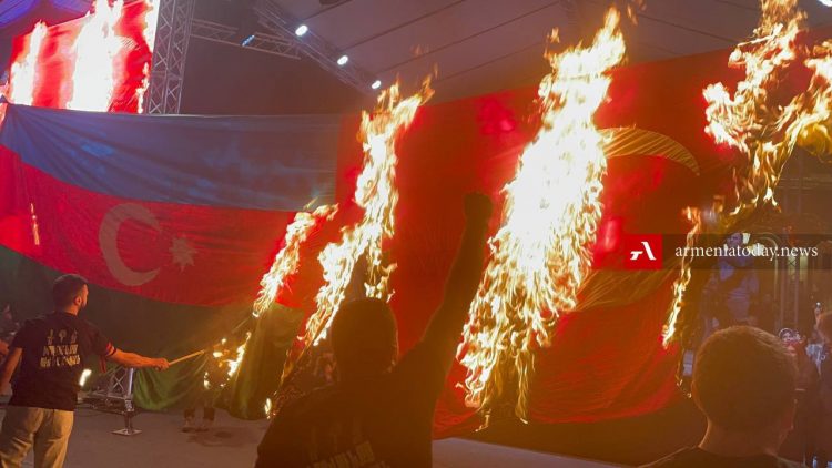 Участники факельного шествия в Ереване сожгли флаги Турции и Азербайджана (фото)