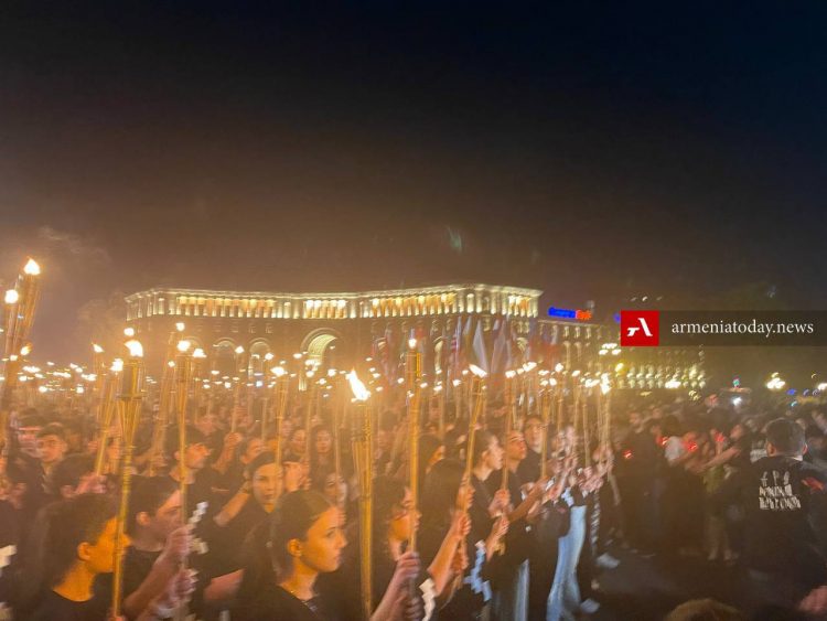 В Ереване проходит факельное шествие к Мемориальному комплексу «Цицернакаберд» (прямое включение, фоторепортаж )