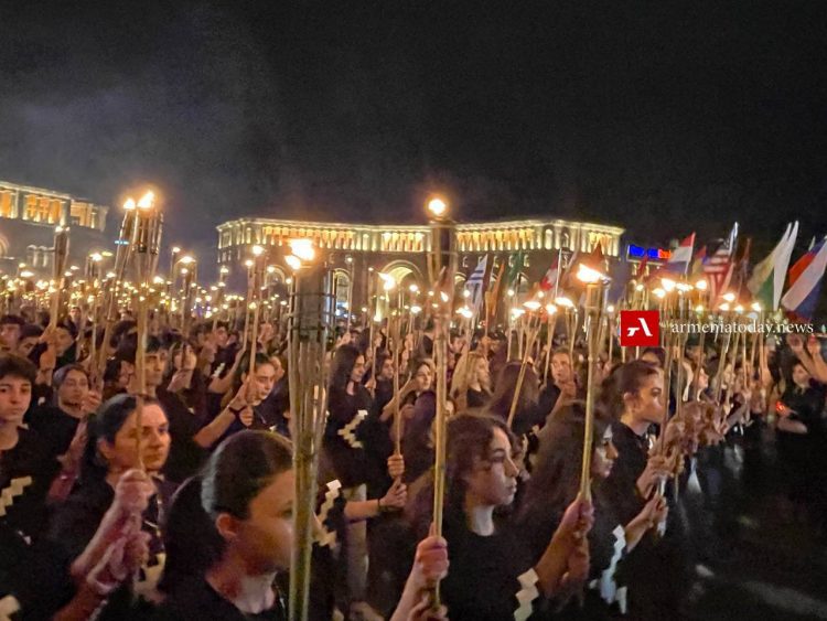 В Ереване проходит факельное шествие к Мемориальному комплексу «Цицернакаберд» (прямое включение, фоторепортаж )