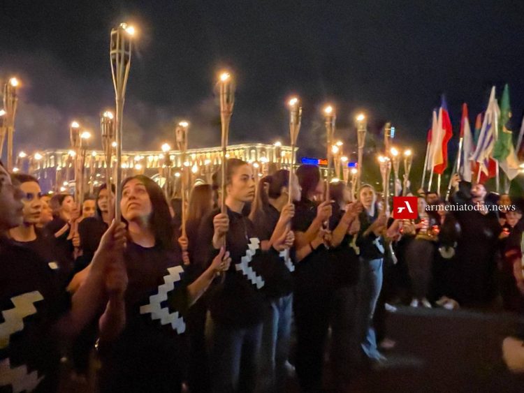 В Ереване проходит факельное шествие к Мемориальному комплексу «Цицернакаберд» (прямое включение, фоторепортаж )