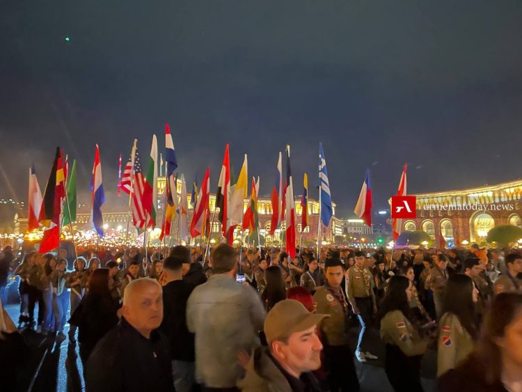 В Ереване проходит факельное шествие к Мемориальному комплексу «Цицернакаберд» (прямое включение, фоторепортаж )