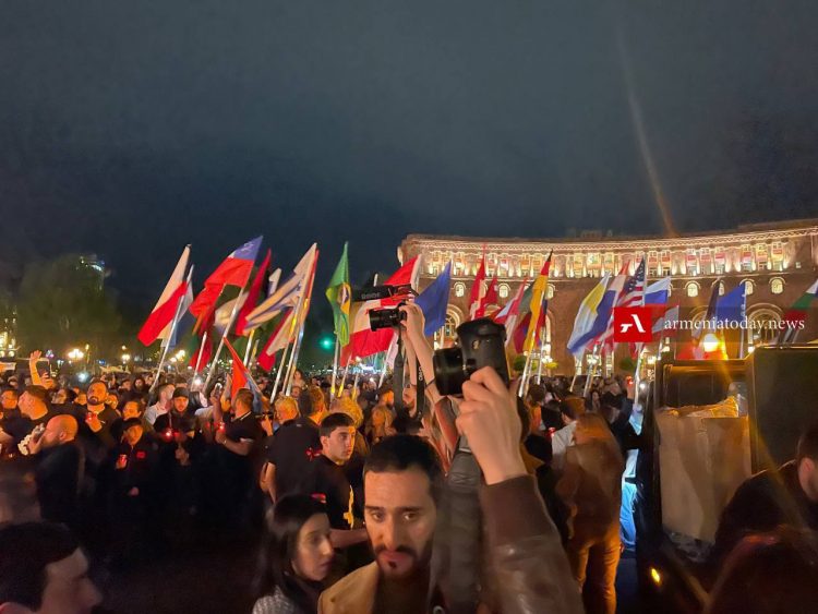 В Ереване проходит факельное шествие к Мемориальному комплексу «Цицернакаберд» (прямое включение, фоторепортаж )