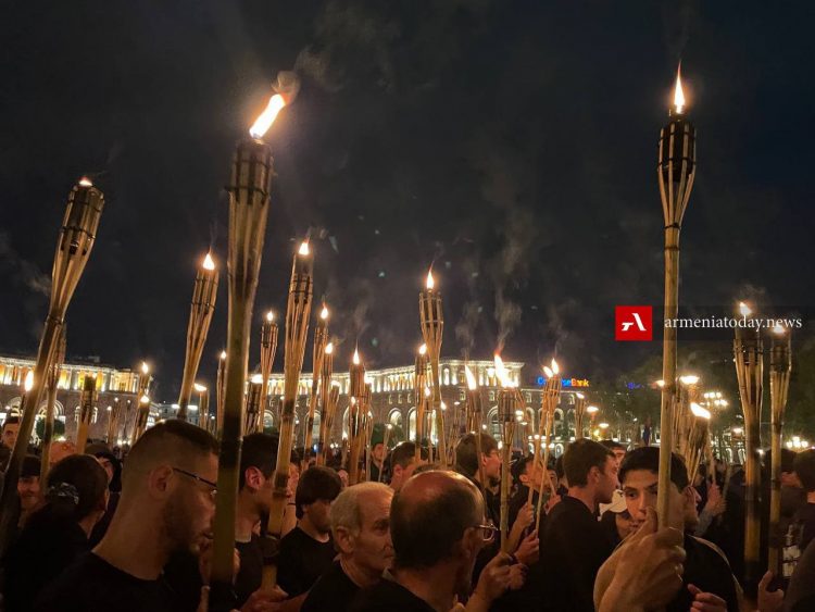 В Ереване проходит факельное шествие к Мемориальному комплексу «Цицернакаберд» (прямое включение, фоторепортаж )