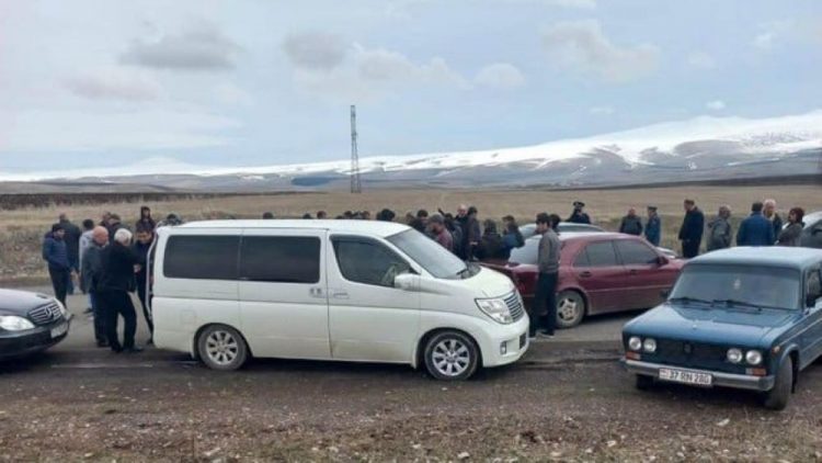 Խծաբերդում գերեվարված հայ զինվորների հարազատները փակել են Գյումրի-Բավրա ճանապարհը