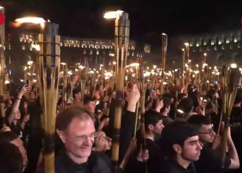 Участники факельного шествия в Ереване сожгли флаги Турции и Азербайджана (фото)