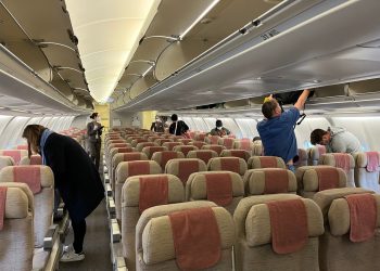 Asiana Airlines ավիաընկերության ուղևորը թռիչքի ժամանակ բացում է վթարային դուռը