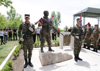 Գյումրիում բացվել է 44-օրյա պատերազմի ժամանակ զոհված հետախույզ Հովիկ Սիմոնյանի հուշարձանը