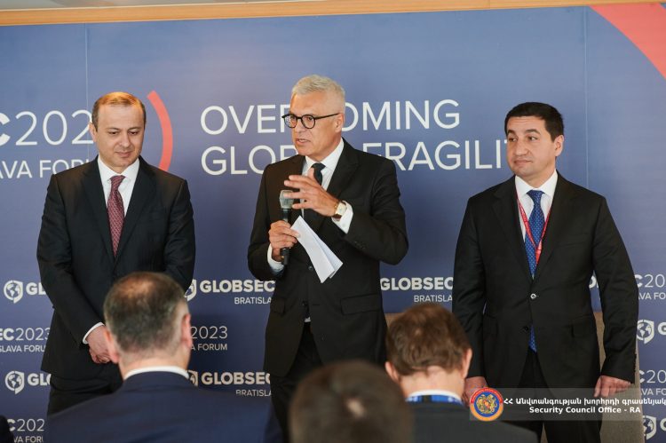 Գրիգորյանը Հաջիևի հետ պանելային քննարկմանը կոչ է արել զերծ մնալ առավելապաշտական նկրտումներից