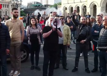 Զոհված զինծառայողների ծնողները դադարեցրել են կառավարության առջև նստացույցը