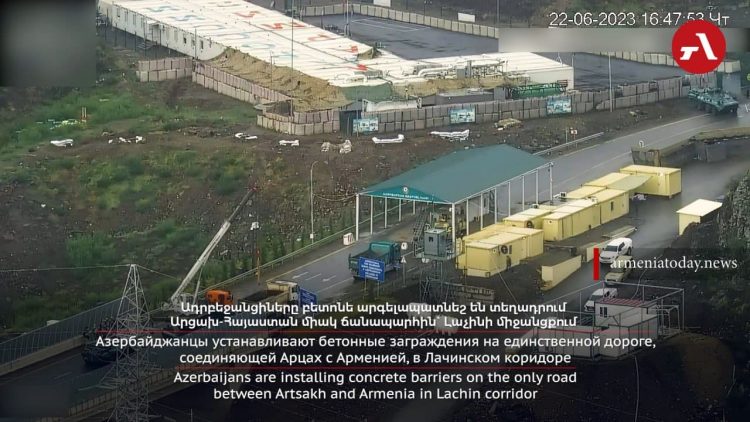 Азербайджан установил бетонные заграждения на въезде в Лачинский коридор