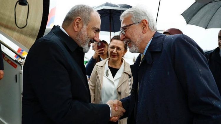 Նիկոլ Փաշինյանը ժամանել է Թուրքիա․ նրան դիմավորել է Սերդար Քըլըչը