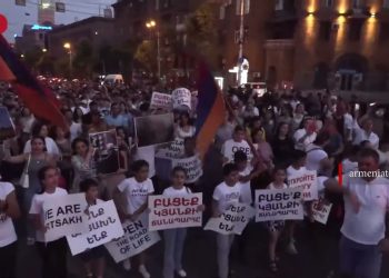Ի աջակցություն Արցախի ակցիայի մասնակիցները երթ են իրականացնում Երևանում