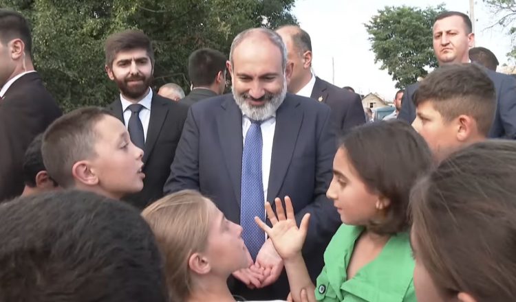 Լավ կսովորեք, հեծանիվ զգույշ կքշեք․ Փաշինյանը՝ ճամբարակցի երեխաներին