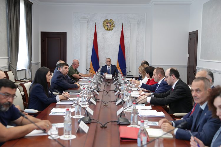 ԱԱԾ տնօրենը հանդիպել է գերիների ու պատանդների հարազատների հետ
