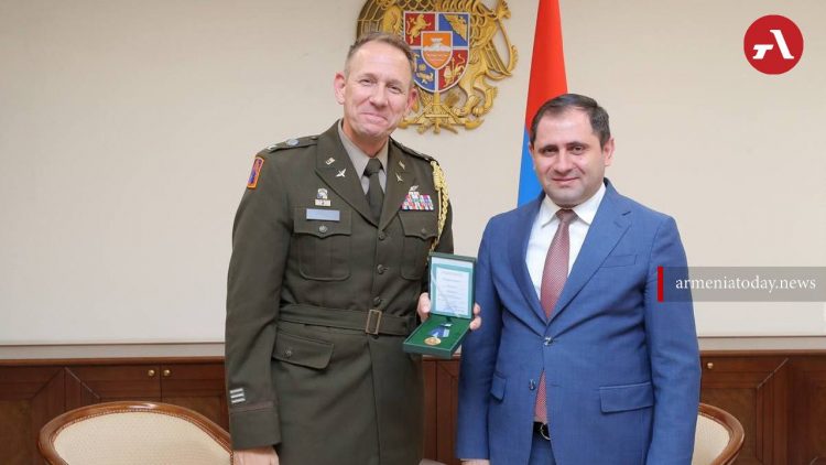 Глава Минобороны Армении наградил военного атташе посольства США медалью «За военное сотрудничество»