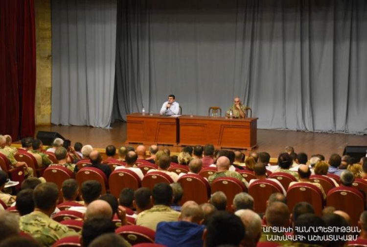 Президент Арцаха обсудил с бойцами ополчения меры по преодолению гуманитарной катастрофы в республике