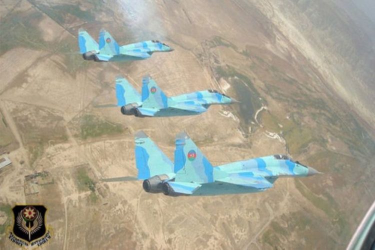 Азербайджан поднял в воздух боевые самолеты