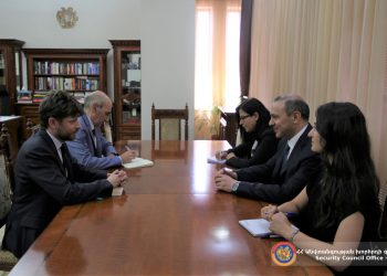 ՀՀ ԱԽ քարտուղարն ու Ֆրանսիայի դեսպանը քննարկել են ԼՂ հումանիտար իրավիճակը
