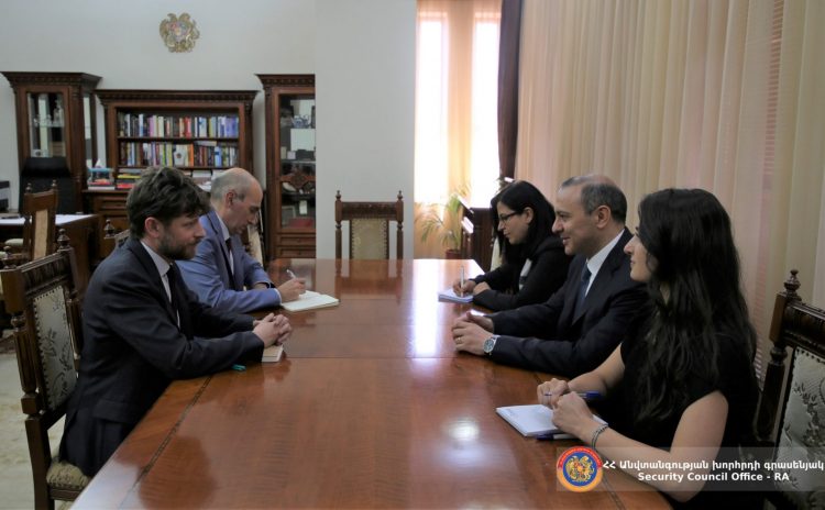 ՀՀ ԱԽ քարտուղարն ու Ֆրանսիայի դեսպանը քննարկել են ԼՂ հումանիտար իրավիճակը