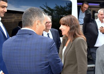 Փարիզի քաղաքապետի գլխավորած պատվիրակությունն ու 10 բեռնատարներից բաղկացած շարասյունը հասել են Սյունիք
