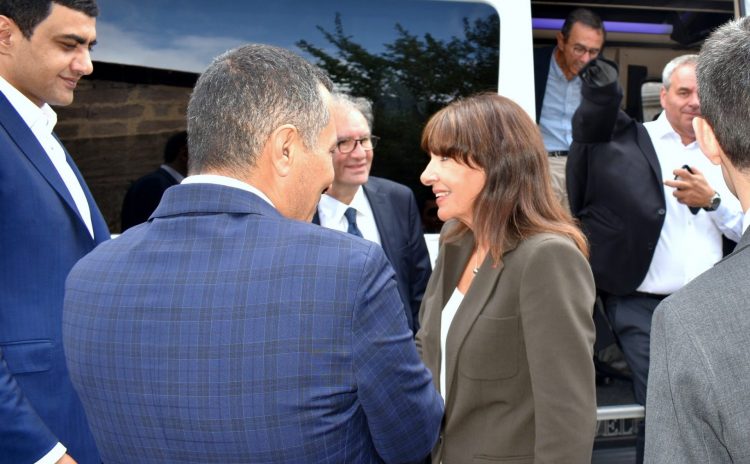Փարիզի քաղաքապետի գլխավորած պատվիրակությունն ու 10 բեռնատարներից բաղկացած շարասյունը հասել են Սյունիք