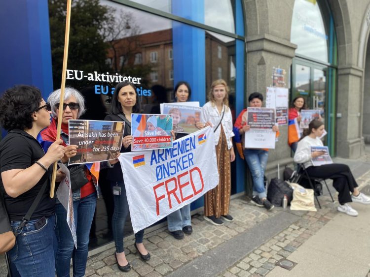 В Копенгагене группа армянок провела голодовку в поддержку Арцаха