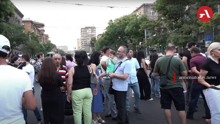 ՌԴ դեսպանատան մոտ ակցիայի մասնակիցները պահանջել են միջոցներ ձեռնարկել առևանգված արցախցիներին վերադարձնելու համար