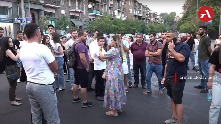 ՌԴ դեսպանատան մոտ ակցիայի մասնակիցները պահանջել են միջոցներ ձեռնարկել առևանգված արցախցիներին վերադարձնելու համար