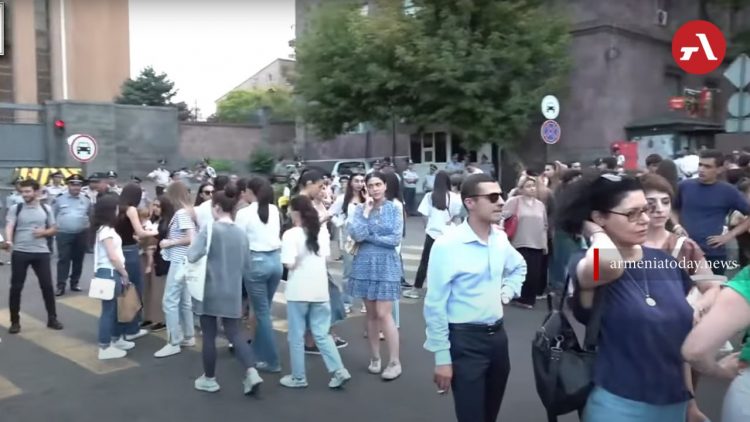 ՌԴ դեսպանատան մոտ ակցիայի մասնակիցները պահանջել են միջոցներ ձեռնարկել առևանգված արցախցիներին վերադարձնելու համար
