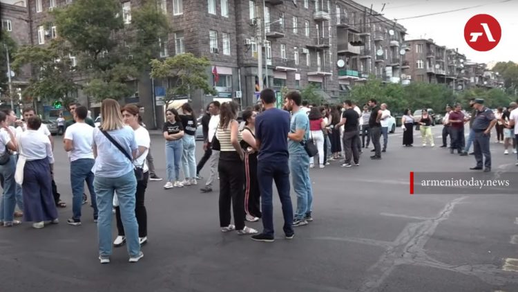 ՌԴ դեսպանատան մոտ ակցիայի մասնակիցները պահանջել են միջոցներ ձեռնարկել առևանգված արցախցիներին վերադարձնելու համար