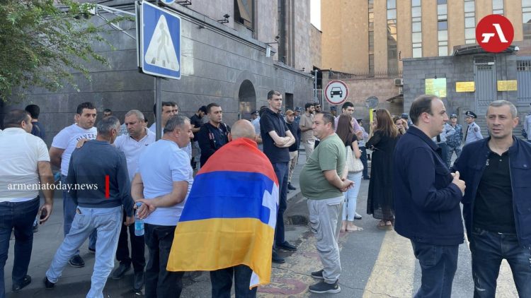 Посольство РФ заявило о блокировании диппредставительства и направило ноту в МИД Армении