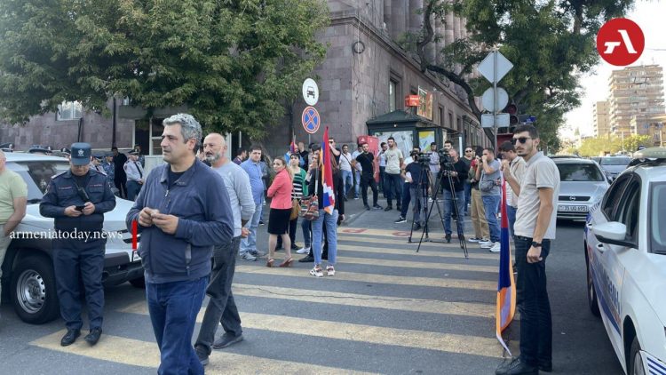 Посольство РФ заявило о блокировании диппредставительства и направило ноту в МИД Армении