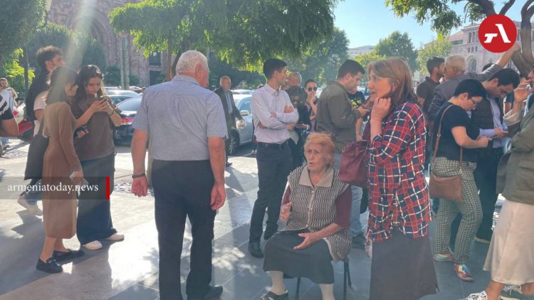 Полиция применила светошумовые гранаты против участников акции протеста в Ереване (фото, видео)