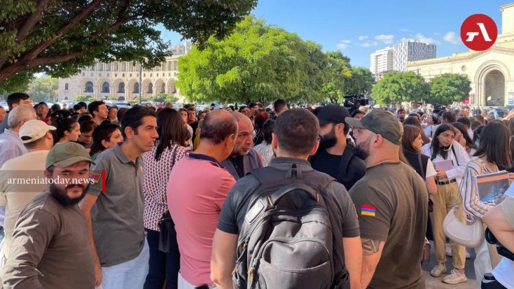 Полиция применила светошумовые гранаты против участников акции протеста в Ереване (фото, видео)