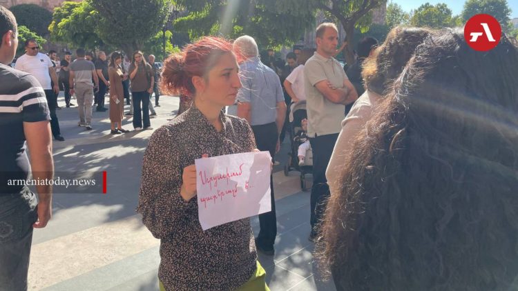 Полиция применила светошумовые гранаты против участников акции протеста в Ереване (фото, видео)