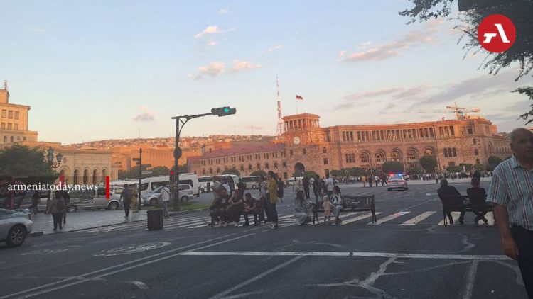 Полиция применила светошумовые гранаты против участников акции протеста в Ереване (фото, видео)