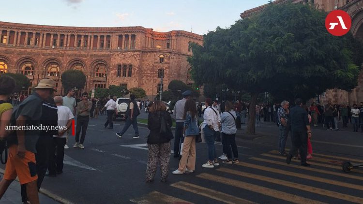 Полиция применила светошумовые гранаты против участников акции протеста в Ереване (фото, видео)