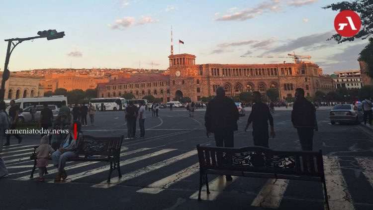 Полиция применила светошумовые гранаты против участников акции протеста в Ереване (фото, видео)
