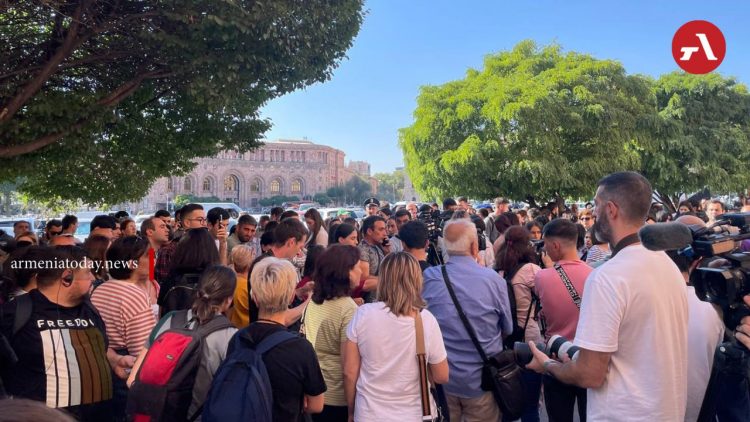 Полиция применила светошумовые гранаты против участников акции протеста в Ереване (фото, видео)