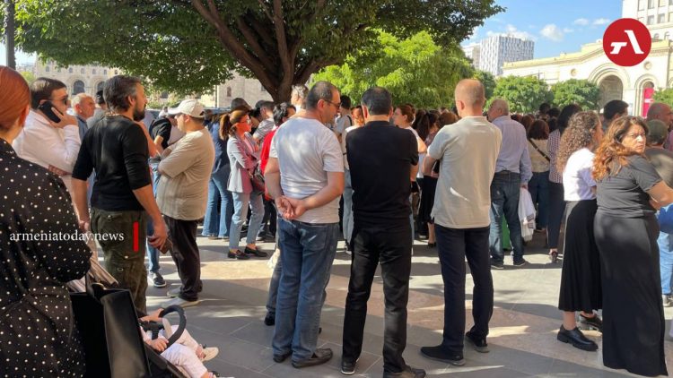 Полиция применила светошумовые гранаты против участников акции протеста в Ереване (фото, видео)