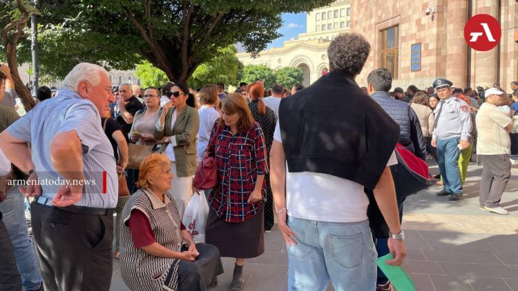Полиция применила светошумовые гранаты против участников акции протеста в Ереване (фото, видео)