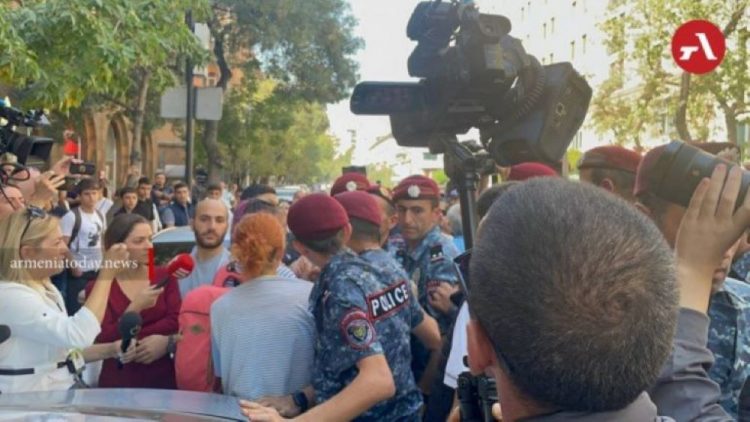 Полиция задержала 32 участников акции неповиновения в Ереване