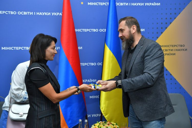 Աննա Հակոբյանն Ուկրաինային ավելի քան 1000 սմարթֆոն, պլանշետ և նոթբուք է նվիրել