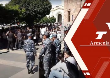 Проходит акция протеста у здания правительства Армении в поддержку Арцаха (прямое включение)