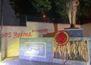 Աթաթուրքի արձանի վրա ներկ լցնելու համար Թուրքիայում 16 տարեկան երեխա է ձերբակալվել